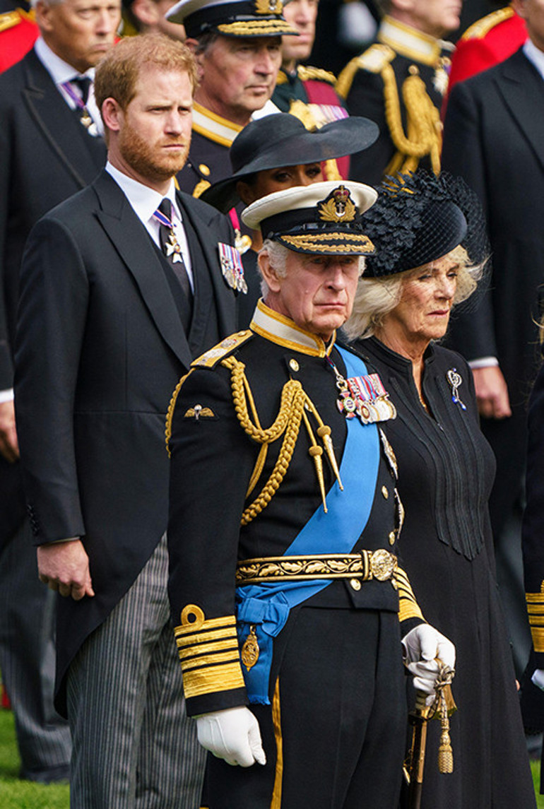 Üvey annesine kötü söz söyledi, tam sürgün oldu... Kolundan tuttukları gibi evinden kovdular... Artık geri dönüş yok