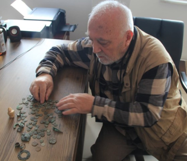 Arazi çalışması sırasında bulunan antik sikkeler ve objeler