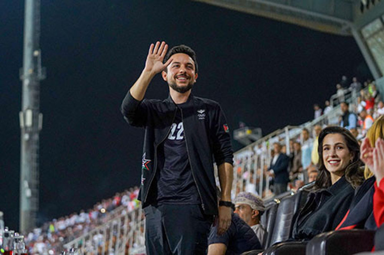 Futbol kulübünün kuruluş yıl dönümüne kaftanla gitti.. Gizli hamilelik ilanı