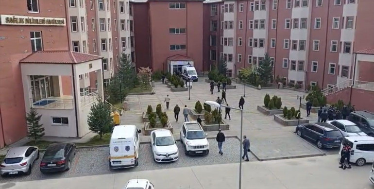 Gümüşhane Üniversitesi’nde rehine krizi Kadın memuru silahla rehin alan şüpheli gözaltına alındı