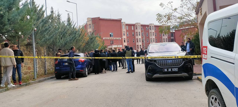 Gümüşhane Üniversitesi’nde rehine krizi Kadın memuru silahla rehin alan şüpheli gözaltına alındı