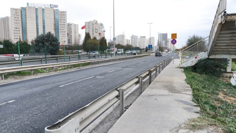 TIRın parçaladığı üst geçit sökülerek kaldırıldı