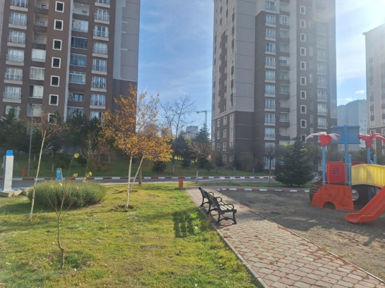 Boşanmamıza neden oldun deyip eski eşinin oturduğu siteyi tüfekle bastı