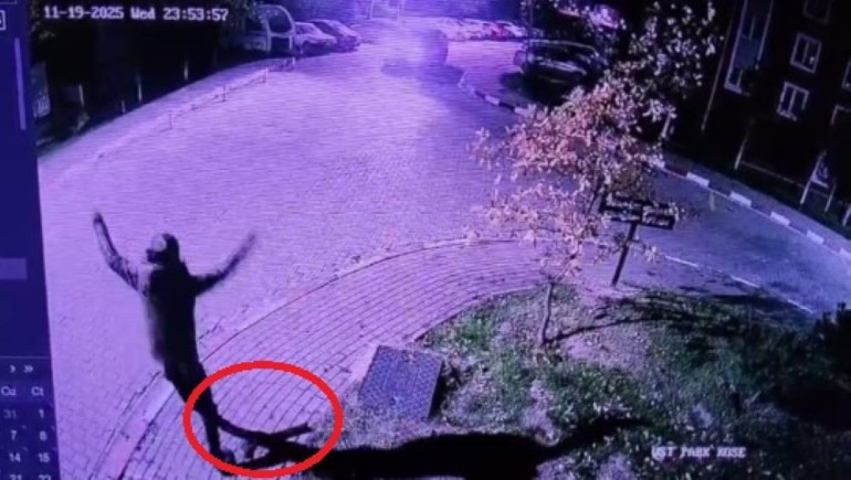 Boşanmamıza neden oldun deyip eski eşinin oturduğu siteyi tüfekle bastı