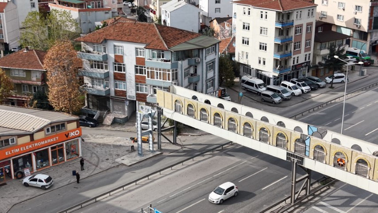 Yıkılması isteniyordu: Evi gösteren üst geçit için 1 metrelik karar