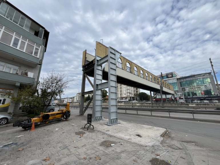 Yıkılması isteniyordu: Evi gösteren üst geçit için 1 metrelik karar