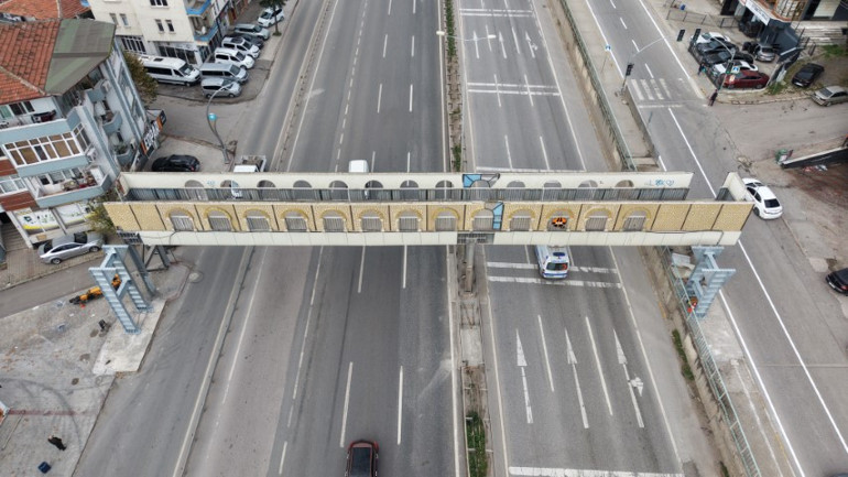 Yıkılması isteniyordu: Evi gösteren üst geçit için 1 metrelik karar