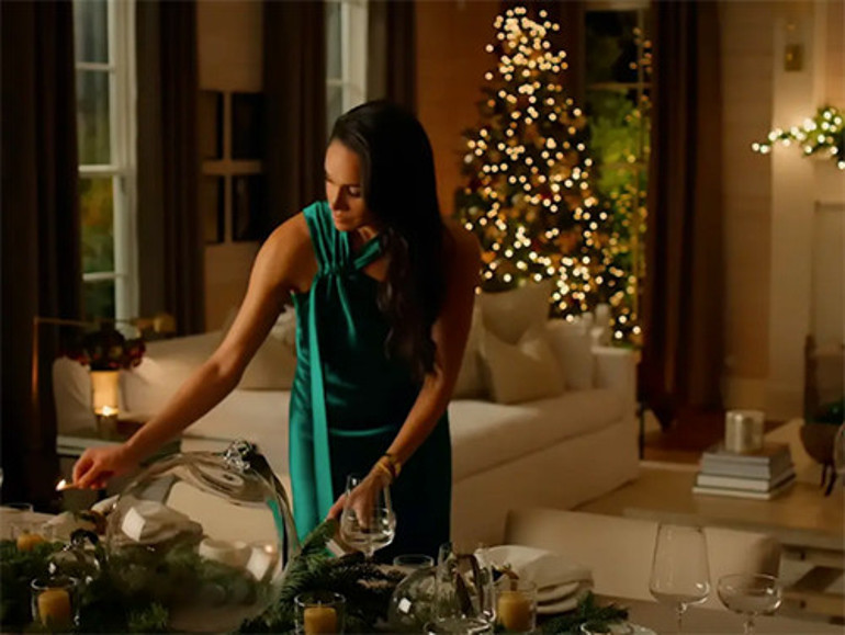 Çekimde kaybolan elbise onun üzerinde ortaya çıktı... Kullandığı kaşığı kavanoza geri koydu... Dünya onun gibi bir düşesi hiç görmemişti