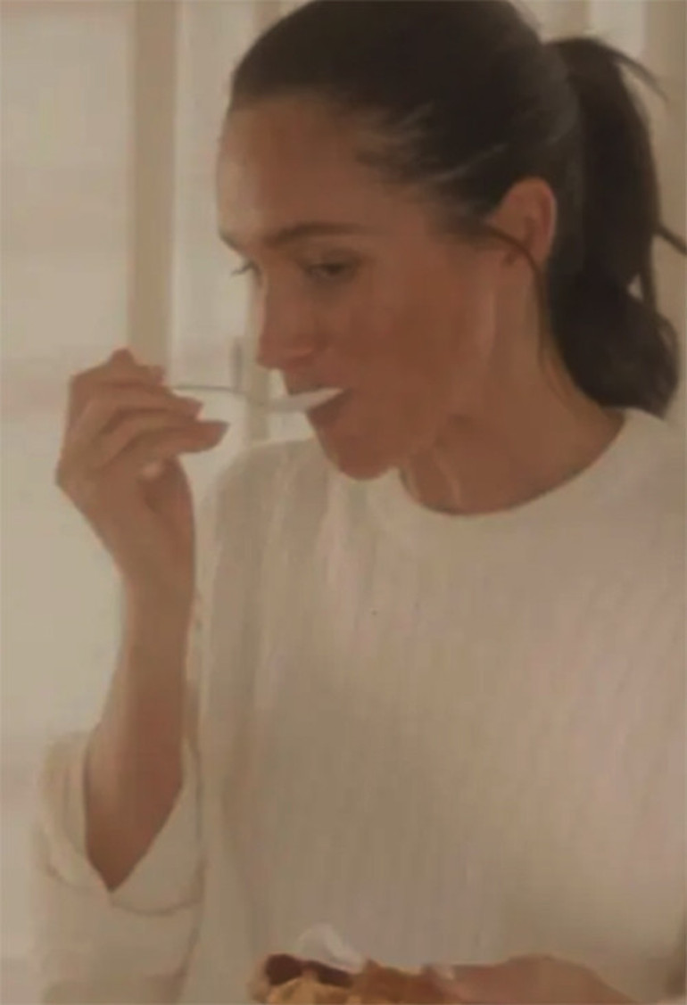 Çekimde kaybolan elbise onun üzerinde ortaya çıktı... Kullandığı kaşığı kavanoza geri koydu... Dünya onun gibi bir düşesi hiç görmemişti