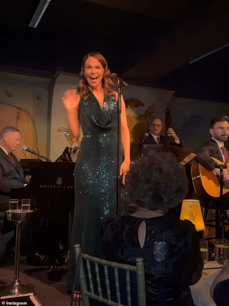 Uğruna karısını aldatıp 27 yıllık yuvasını yıkmıştı… Yasak aşkını dünyaya ilan etti… Benim büyülü sevgilim