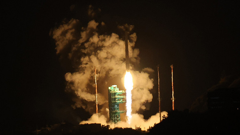 Güney Kore, 13 uydu taşıyan Nuri roketini fırlattı
