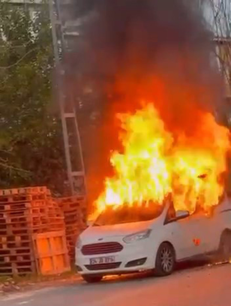 Park halindeki araç alevlere teslim oldu