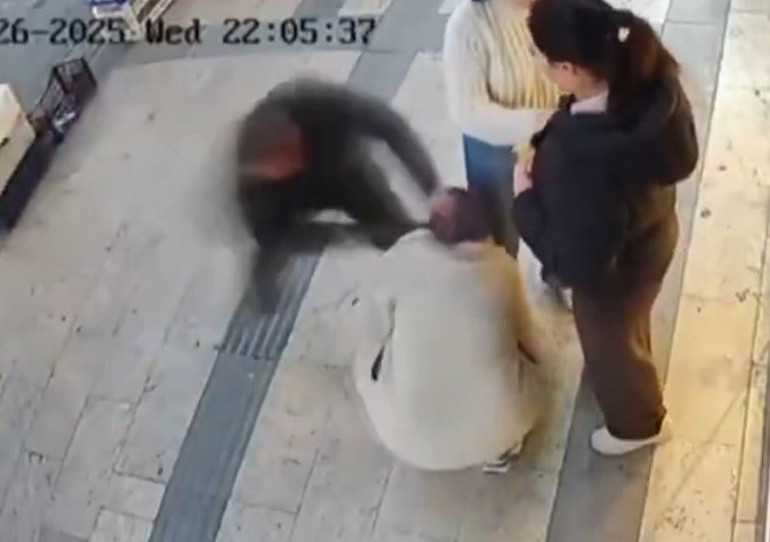 Kaldırımda bıçaklı saldırı sonrası müdahale