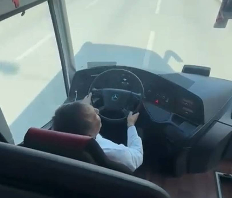 Otobüs şoförünün taraftarlarla oynadığı an