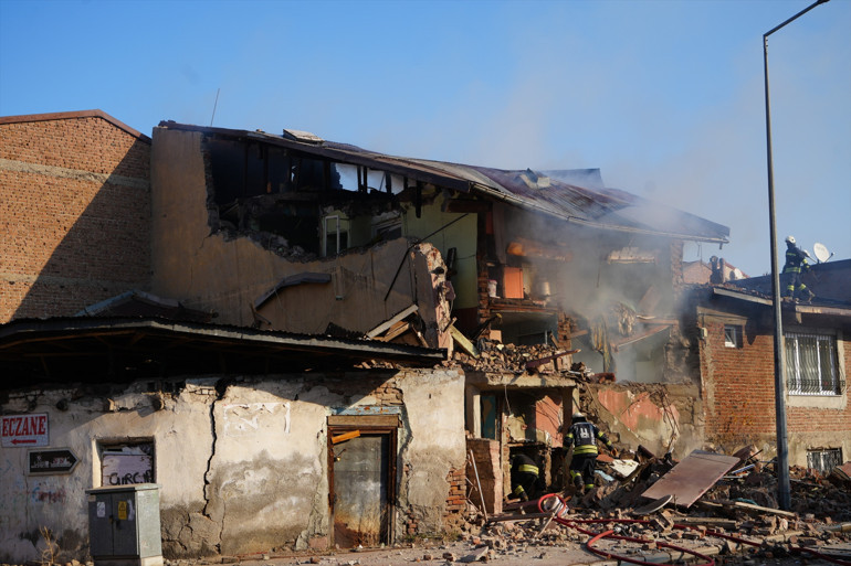Son dakika... Erzurumda doğal gaz patlaması: 2 katlı binanın bir kısmı çöktü İlkokul ve Kuran Kursu da tahliye edildi