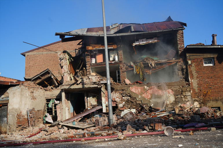 Son dakika... Erzurumda doğal gaz patlaması: 2 katlı binanın bir kısmı çöktü İlkokul ve Kuran Kursu da tahliye edildi