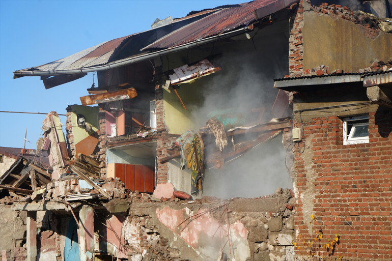 Son dakika... Erzurumda doğal gaz patlaması: 2 katlı binanın bir kısmı çöktü İlkokul ve Kuran Kursu da tahliye edildi
