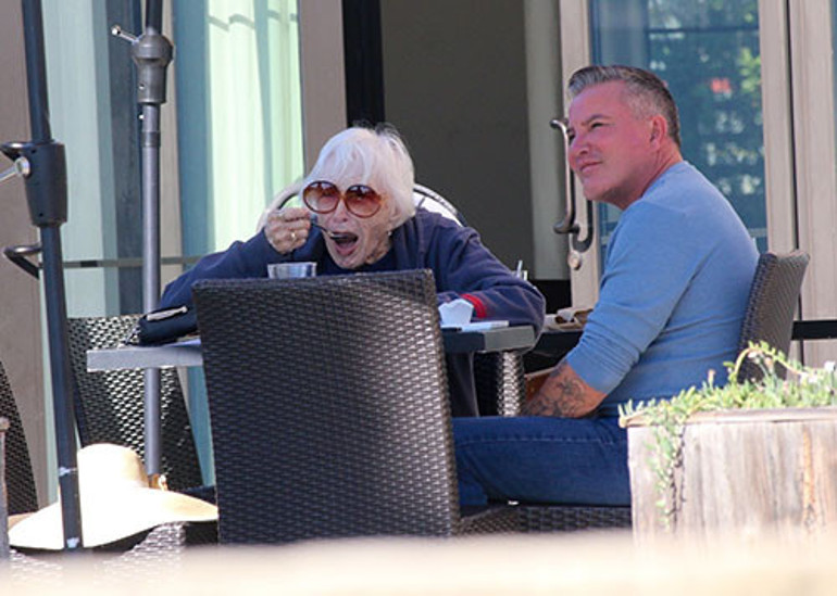 Vaktiyle tek evladını da dostlarını da elinin tersiyle itti... Huysuzluğun bedeli ağır oldu: Efsane oyuncu sokaklarda sıcak bir sohbet arıyor