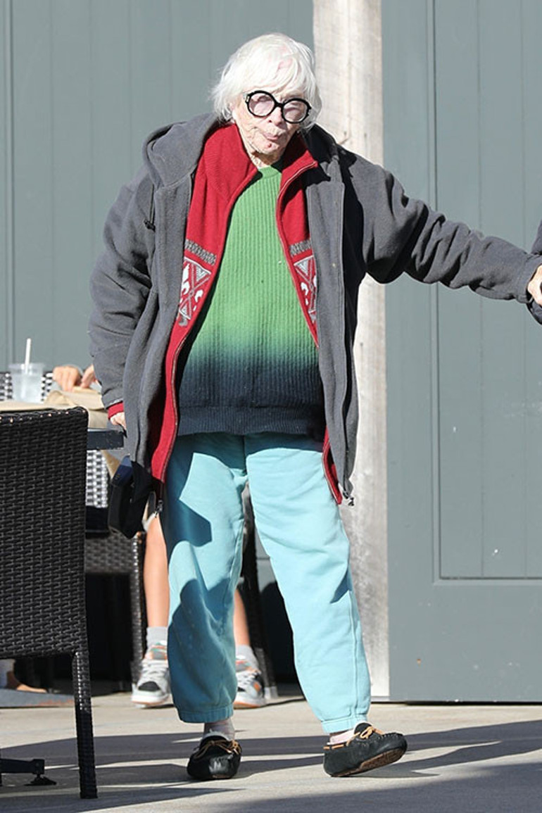 Vaktiyle tek evladını da dostlarını da elinin tersiyle itti... Huysuzluğun bedeli ağır oldu: Efsane oyuncu sokaklarda sıcak bir sohbet arıyor