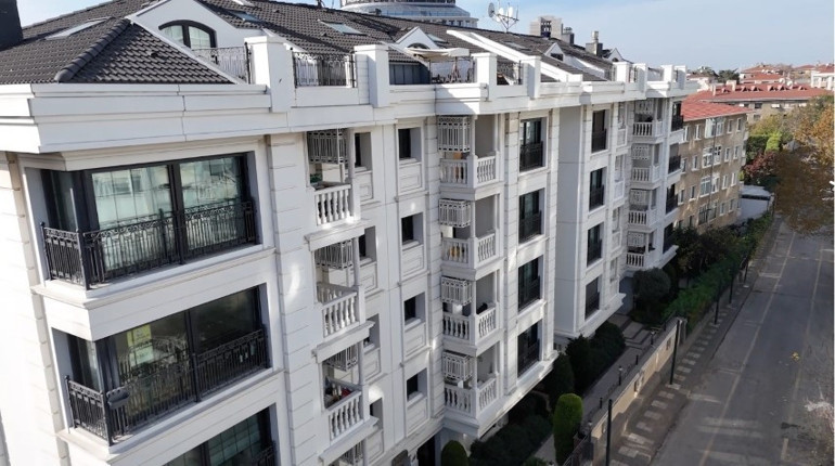 Kadıköydeki lüks dairede kiracı krizi 85 bin liralık eve ödediği para ev sahibini çileden çıkardı... Tente oyunuyla satışı engelliyor iddiası