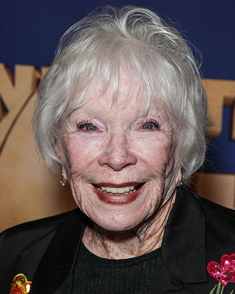 Vaktiyle tek evladını da dostlarını da elinin tersiyle itti... Huysuzluğun bedeli ağır oldu: Efsane oyuncu sokaklarda sıcak bir sohbet arıyor