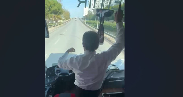 Deplasman otobüsünde şoförün taraftarlarla dans ettiği an