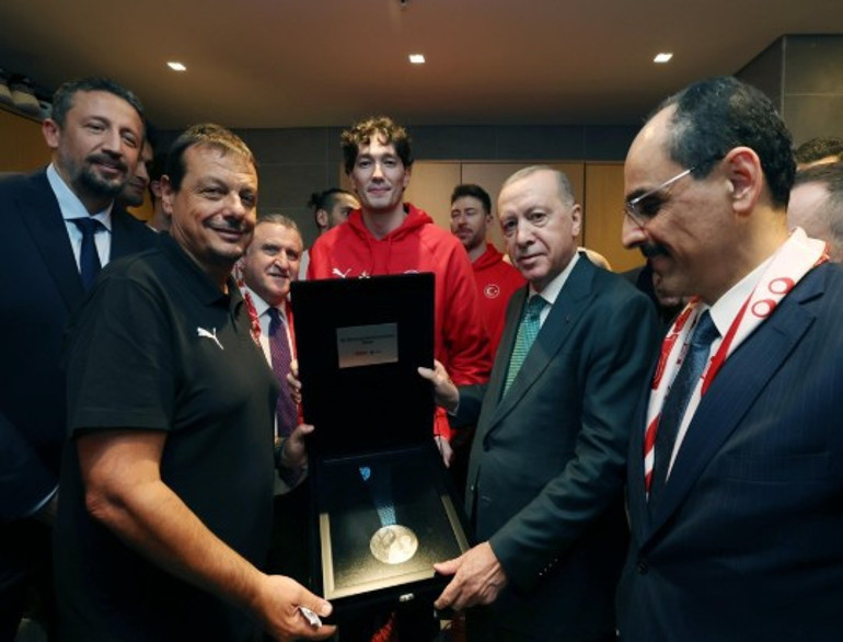 Protokol üyeleri ve basketbol yetkilileri salonda maçı izliyor