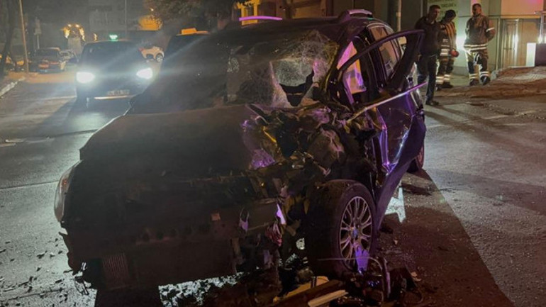 Otobüs ile otomobil çarpışması sonrası kurtarma çalışması