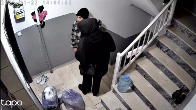 Ev sahibi kameradan seslendi Neye uğradıklarını şaşırdılar, apar topar kaçtılar