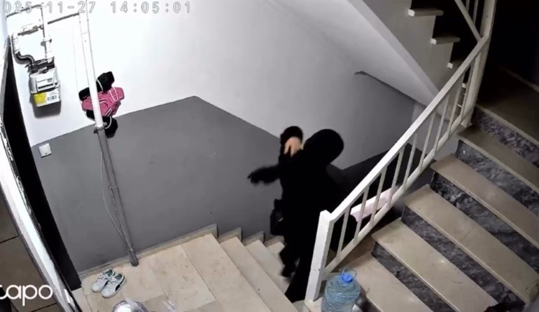 Ev sahibi kameradan seslendi Neye uğradıklarını şaşırdılar, apar topar kaçtılar