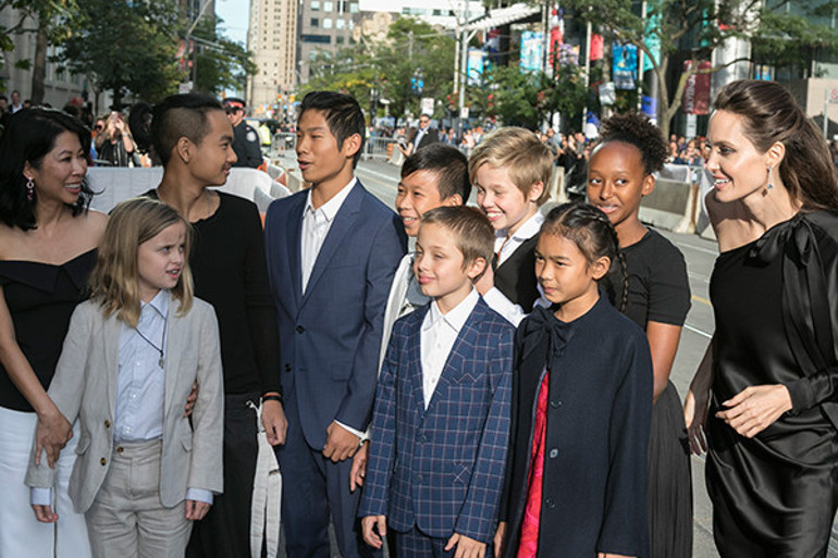 Eski karısıyla kavgası bitmedi, çocukları onu terk etti… Her derdini esmer güzelin kollarında unuttu… ‘Varlığına şükürler olsun sevgilim’