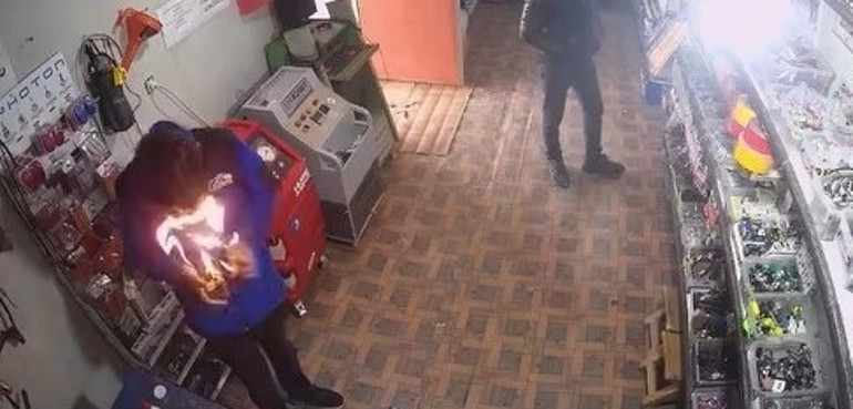 Panik anları... Çakmağı çakınca yüzü alevlerin arasında kaldı