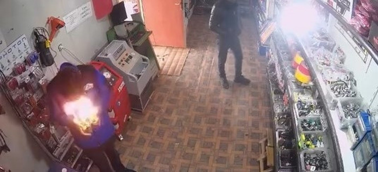 Panik anları... Çakmağı çakınca yüzü alevlerin arasında kaldı