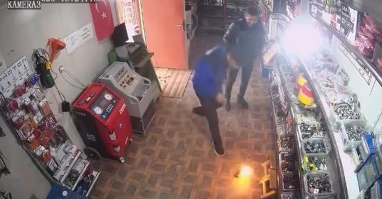 Panik anları... Çakmağı çakınca yüzü alevlerin arasında kaldı