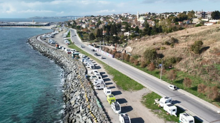 Sahil boyunca uzanan karavanlar ve çevre görünümü