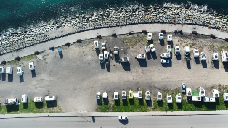 Sahil boyunca dizilmiş karavanlar