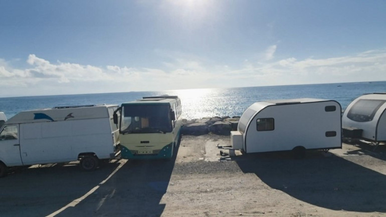 Sahilde yer alan karavanların görüntüsü