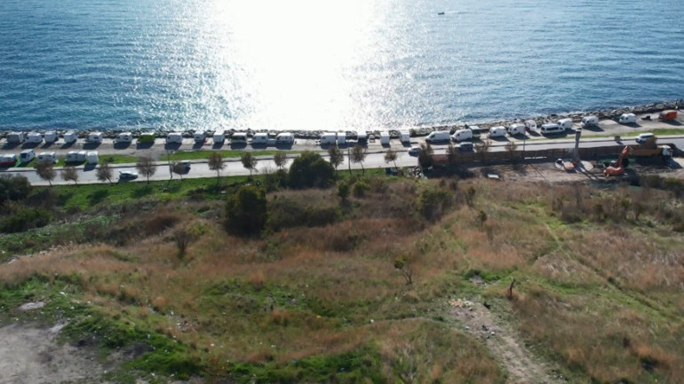 Beylikdüzü sahilinde park edilmiş karavanlar