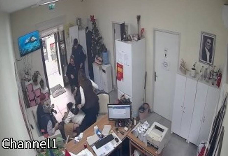  Saçından tutup saldırdı