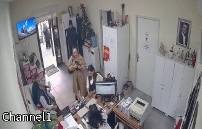  Saçından tutup saldırdı