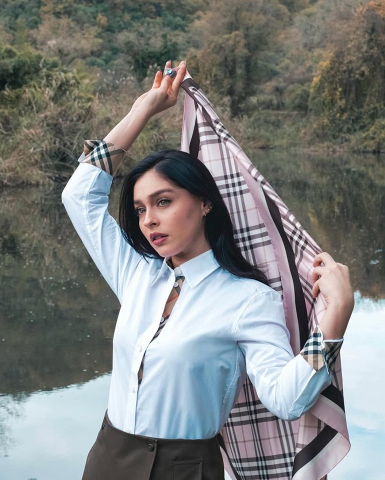 Cemre descended upon the virtual world