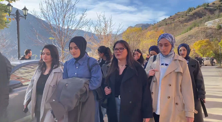 Gümüşhane Üniversitesi kampüsünde öğrenciler sessiz yürüyüşte