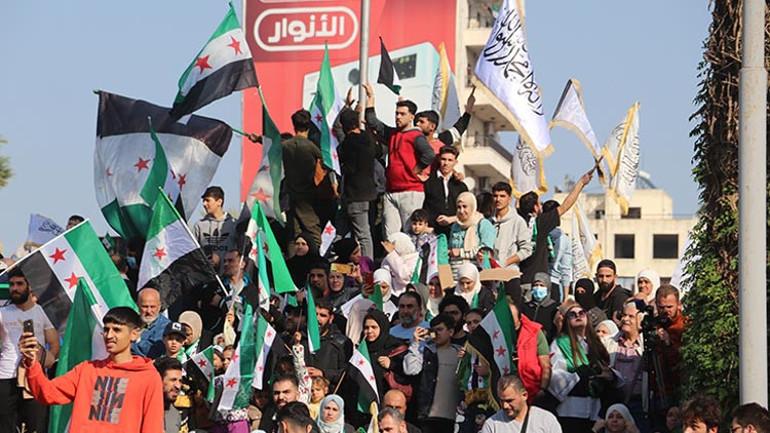 Suriyeliler sokağa döküldü: Özgürlüğün 1inci yılını kutladı