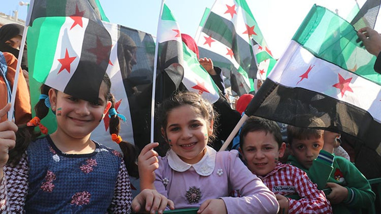 Suriyeliler sokağa döküldü: Özgürlüğün 1inci yılını kutladı