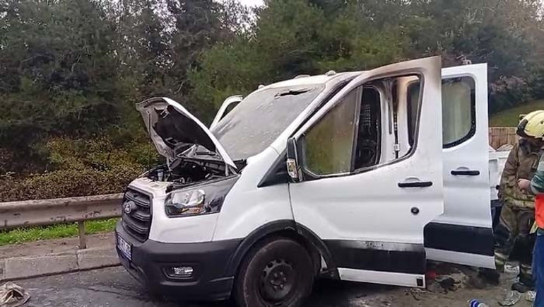 Beykoz TEM Otoyolunda kamyonet alevlere teslim oldu