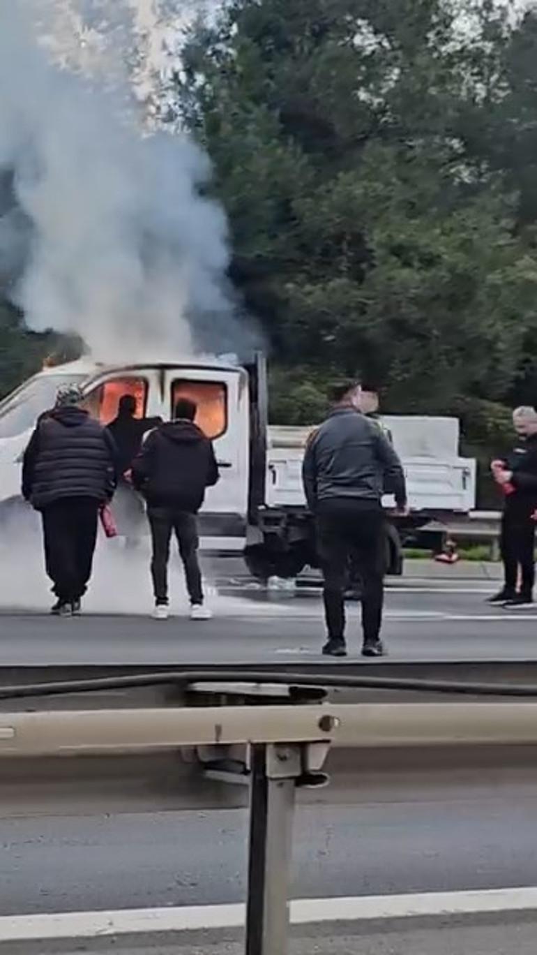 Beykoz TEM Otoyolunda kamyonet alevlere teslim oldu