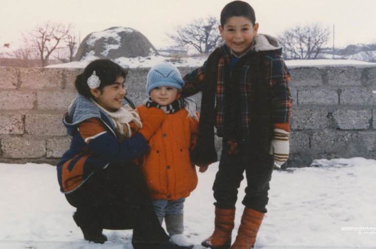 13 yaşına kadar köyde yaşadım demişti... O şimdi Türkiyenin tanıdığı bir oyuncu