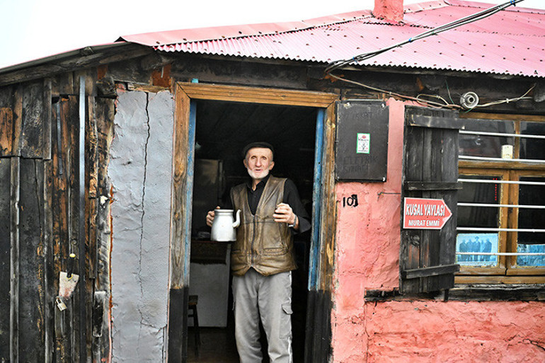 Yaylada eski usul bakkal dükkanı, raflarda nostaljik ürünler