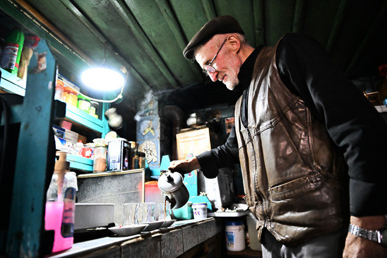 Yayla manzarası ve dükkanın dış cephesi