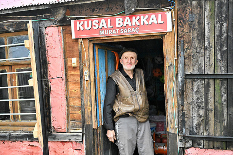 İç mekânda geleneksel çay servisi ve sohbet ortamı